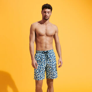 Bañador largo con estampado Turtles Leopard para hombre Thalassa vista frontal desgastada