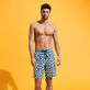 Lange Turtles Leopard Badeshorts für Herren Thalassa Vorderseite getragene Ansicht