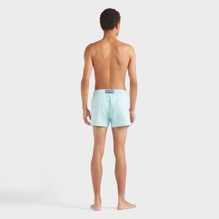 Costume da bagno corto uomo stretch e aderente a tinta unita Blu pacifico vista indossata posteriore