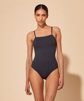 Bañador de una sola pieza en color liso con tirantes cruzados en la espalda para mujer Negro vista frontal desgastada