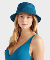 Embroidered Bucket Hat Turtles All Over Peacock Frauen Vorderansicht getragen
