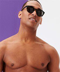 Gafas de sol de color liso unisex Pimiento vista frontal desgastada