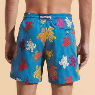Ronde Tortues Multicolores Badeshorts mit Stickerei für Herren – Limitierte Serie Calanque Rückansicht getragen