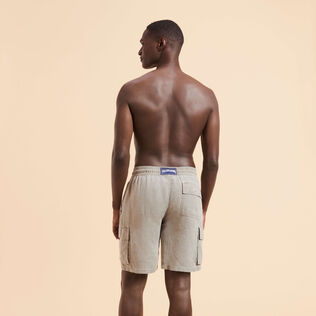 男士矿物染色亚麻百慕大短裤 Eucalyptus 背面穿戴视图