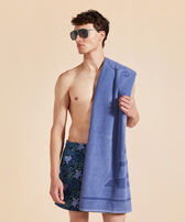 Solid Strandtuch aus Bio-Baumwolle Storm Vorderseite getragene Ansicht