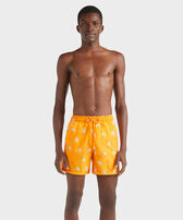 Pantaloncini mare uomo ricamati Micro Ronde des Tortues Diagonale - Edizione limitata Carota vista frontale indossata