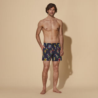 男士 Mosaïque 刺绣游泳短裤 - 限量版 Ink 正面穿戴视图