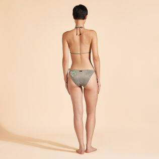 Top de bikini de triángulo con estampado Pocket Check y flores bordadas para mujer Bronce vista trasera desgastada