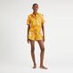 Pantalón corto de felpa con estampado Palm Leaves para mujer Mango vista frontal desgastada