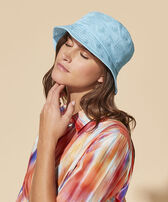 Embroidered Bucket Hat Turtles All Over Aquamarin blau Frauen Vorderansicht getragen