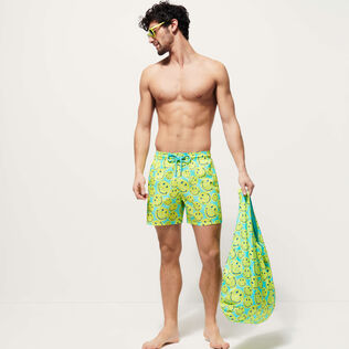 Turtles Smiley Unisex-Strandtasche – Vilebrequin x Smiley® Lazulii blue Vorderseite getragene Ansicht
