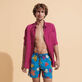 Ronde Tortues Multicolores Badeshorts mit Stickerei für Herren – Limitierte Serie Calanque Details Ansicht 2