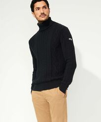 Maglione dolcevita uomo tinta unita Blu marine vista frontale indossata