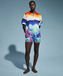 男士 Mareviva 亚麻保龄球衫 - Vilebrequin x Kenny Scharf Multicolor 正面穿戴视图