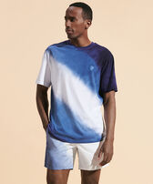 Camiseta de algodón orgánico con estampado Tie &amp; Dye para hombre Earthenware vista frontal desgastada