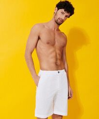 Jogging-Bermudas aus Gabardine für Herren Weiss Vorderseite getragene Ansicht