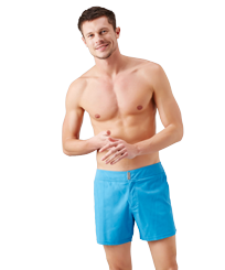 Bañador corto elástico con cintura lisa y estampado Prince de Galles para hombre Star anise vista frontal desgastada