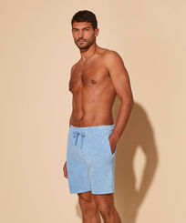 Bermudas de felpa en color liso con tinte mineral para hombre Source vista frontal desgastada