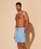 Bermudas de felpa en color liso con tinte mineral para hombre Source vista frontal desgastada