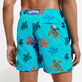 Ronde Des Tortues Badeshorts mit Stickerei für Herren – Limitierte Serie Curacao Rückansicht getragen