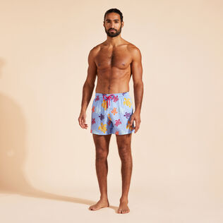 Tortues Multicolores Stretch-Badeshorts für Herren Flax flower Vorderseite getragene Ansicht