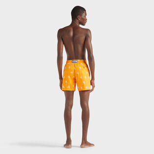 Pantaloncini mare uomo ricamati Micro Ronde des Tortues Diagonale - Edizione limitata Carota vista indossata posteriore