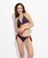 Solid Bikinihose zum seitlichen Binden für Damen – Vilebrequin x Ines de la Fressange Marineblau Vorderseite getragene Ansicht