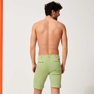 Bermuda chino uomo con stampa Micro Flowers Citronella vista indossata posteriore