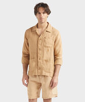 Overshirt aus Leinen mit Mineralfarbstoff für Herren Mocha Vorderseite getragene Ansicht