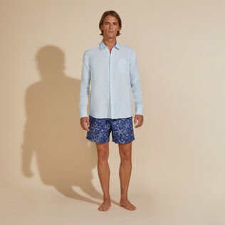 Camisa de lino lisa para hombre Cielo azul vista frontal desgastada