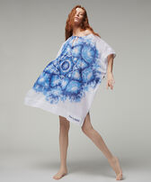 Vestido de corte cuadrado en gasa de algodón orgánico con estampado Tie &amp; Dye para mujer - Vilebrequin x Angelo Tarlazzi Azul neptuno vista frontal desgastada