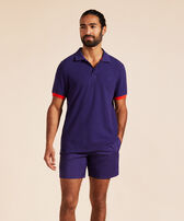 Polo de algodón de color liso para hombre Midnight vista frontal desgastada