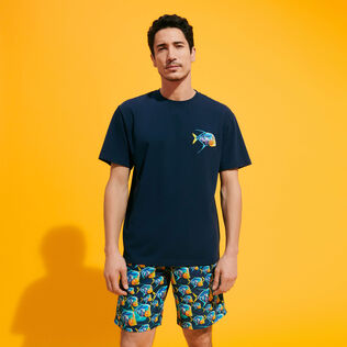T-shirt coton organique homme Piranhas brodé Bleu marine vue portée de face