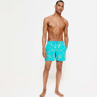 Lobsters Badeshorts mit Stickerei für Herren – Limitierte Serie Curacao Vorderseite getragene Ansicht