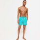 Lobsters Badeshorts mit Stickerei für Herren – Limitierte Serie Curacao Vorderseite getragene Ansicht