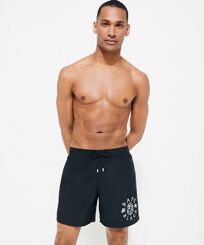 Vilebrequin x BAPE® BLACK Badeshorts mit Logo-Stickerei für Herren Schwarz Vorderseite getragene Ansicht