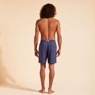 Pantaloncini mare uomo lunghi elasticizzati Micro Ronde Des Tortues Rainbow Blu marine vista indossata posteriore