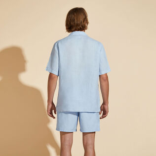 Camicia bowling uomo in lino tinta unita - Vilebrequin x Highsnobiety Chambray vista indossata posteriore