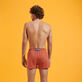 Costume da bagno corto uomo stretch e aderente a tinta unita Tomette vista indossata posteriore