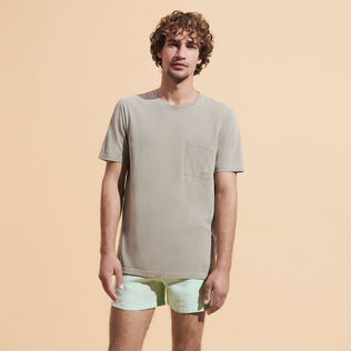 T-shirt uomo in cotone biologico tinta unita Eucalyptus vista frontale indossata