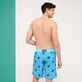 Bañador elástico largo con estampado Turtles Splash para hombre Lazulii blue vista trasera desgastada