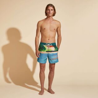360 Landscape Badeshorts für Herren – Vilebrequin x Highsnobiety Chambray Vorderseite getragene Ansicht