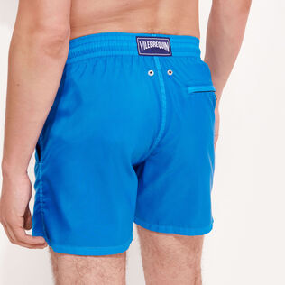 男士纯色超轻便携式泳裤 Hawaii blue 背面穿戴视图