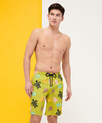 Maillot de bain ultra-léger et pliable homme long Ronde Des Tortues Multicolore Matcha vue portée de face