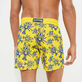 Bañador de tacto aterciopelado con estampado Lobster para hombre Mimosa vista trasera desgastada