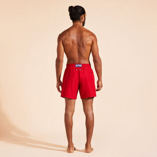 Pantaloncini mare uomo ultraleggeri e ripiegabili tinta unita Moulin rouge vista indossata posteriore