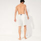 Bermudas de color liso para hombre y mujer Blanco tiza vista trasera desgastada