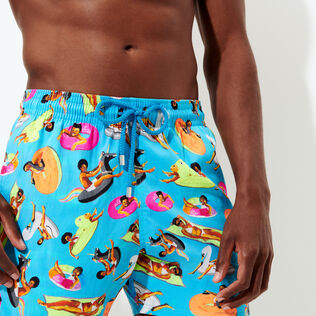 Men Stretch Short Swim Trunks - Vilebrequin x Derrick Adams Swimming pool details view 1