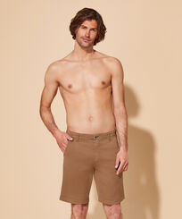 Men Tencel Bermuda Shorts Solid Haselnuss Vorderseite getragene Ansicht