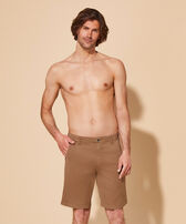 Men Tencel Bermuda Shorts Solid Haselnuss Vorderseite getragene Ansicht
